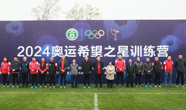 其中翻滚、扭打的动作吴宇森都会亲自上阵演练，可以说十分专业
